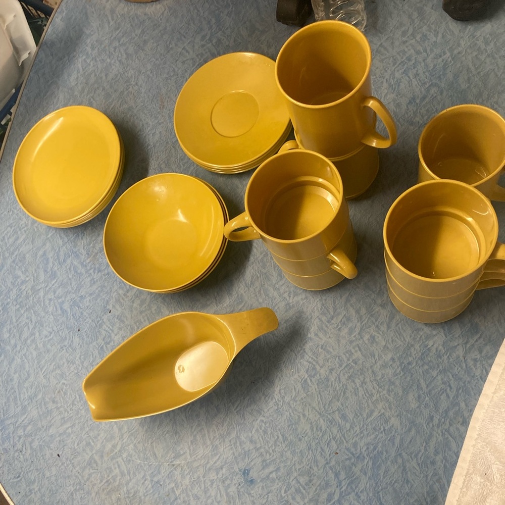 4 plates 7 saucers 3 bowls 3 big cups 6 little cups and 1 scoop cups